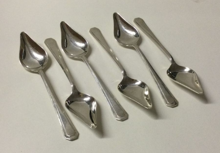 A heavy set of six Art Deco silver grapefruit spoo