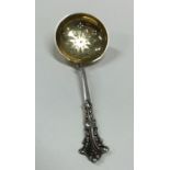 An attractive Edwardian silver sifter spoon. Londo