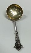 An attractive Edwardian silver sifter spoon. Londo