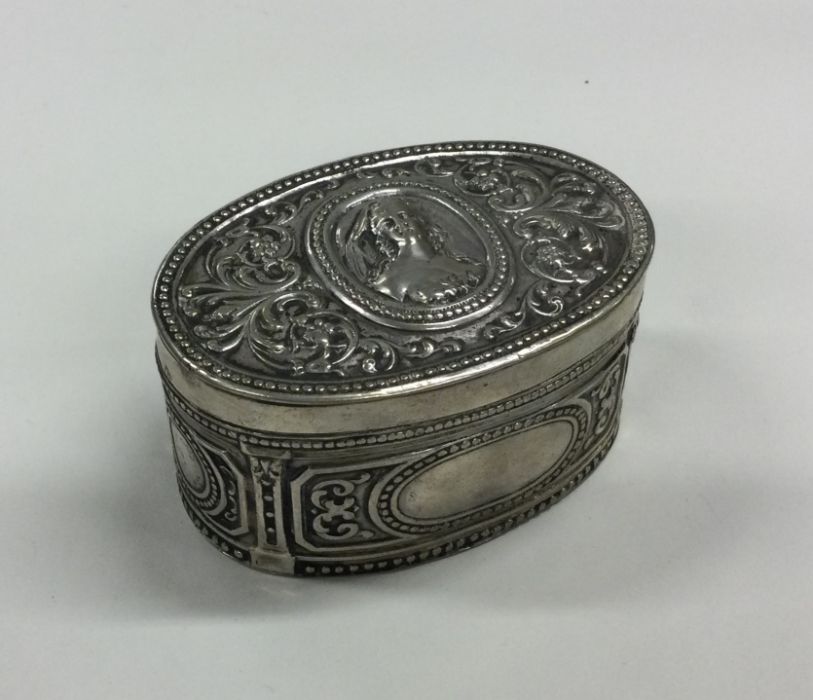 A heavy silver snuff box of Continental design. Pu