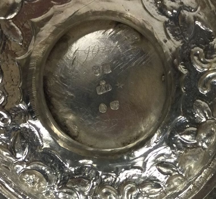 A good George III chased silver cup and cover deco - Image 7 of 8