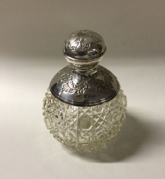 A heavy hobnail cut silver mounted scent bottle. B - Bild 3 aus 4