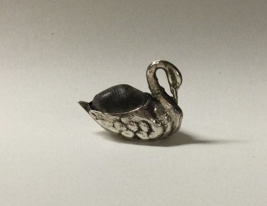 A small silver pin cushion in the form of a swan. - Bild 2 aus 2