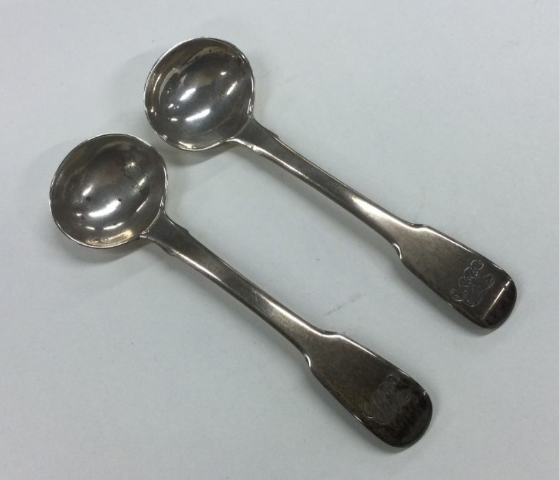 A pair of fiddle pattern silver salt spoons. Londo