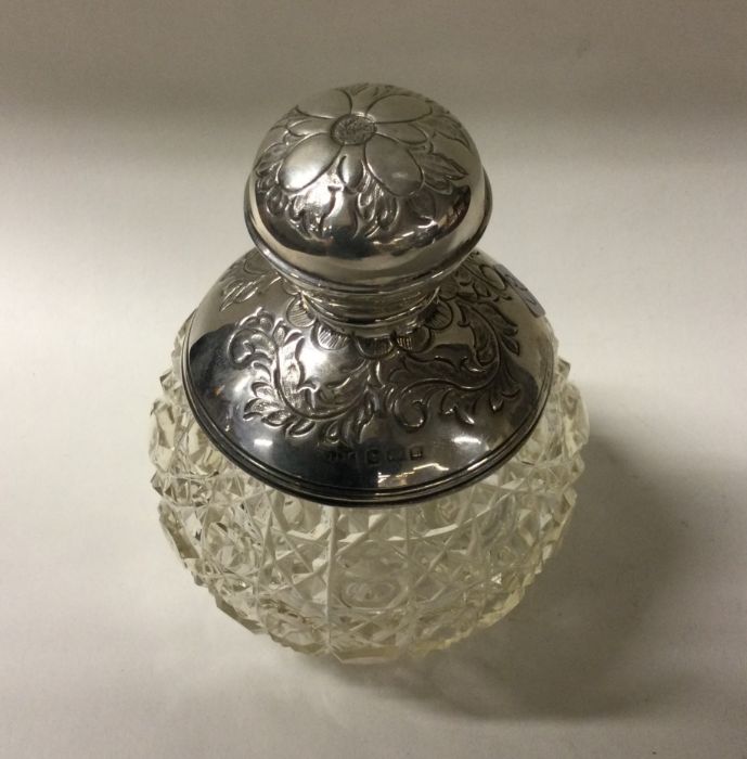 A heavy hobnail cut silver mounted scent bottle. B - Bild 2 aus 4