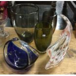 A collection of stylish coloured glass. Est. £20 -