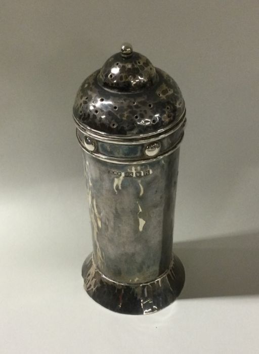 A stylish silver sugar caster of tapering form. Lo - Bild 2 aus 2