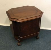 A hinged top commode on scroll feet. Est. £10 - £2