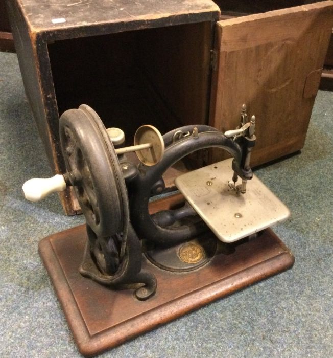 An unusual boxed manual sewing machine. Est. £30 -