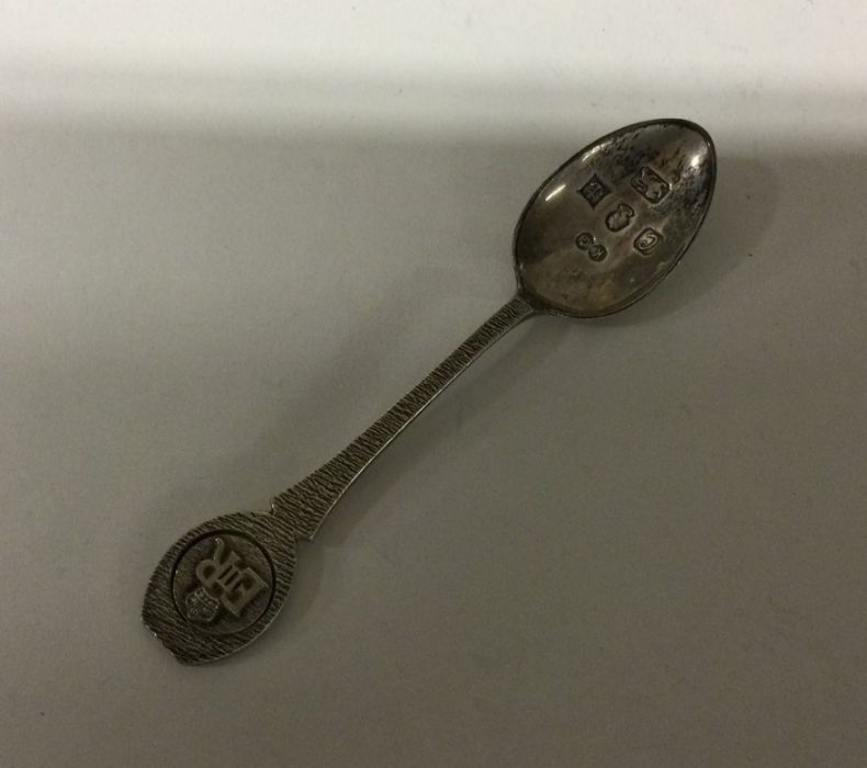 A heavy cast silver Royal Jubilee spoon of texture - Bild 2 aus 2