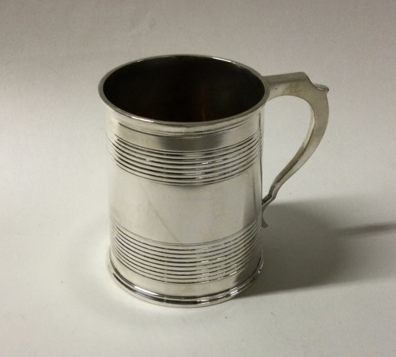 A Victorian tapering silver mug of reeded design. - Bild 2 aus 2