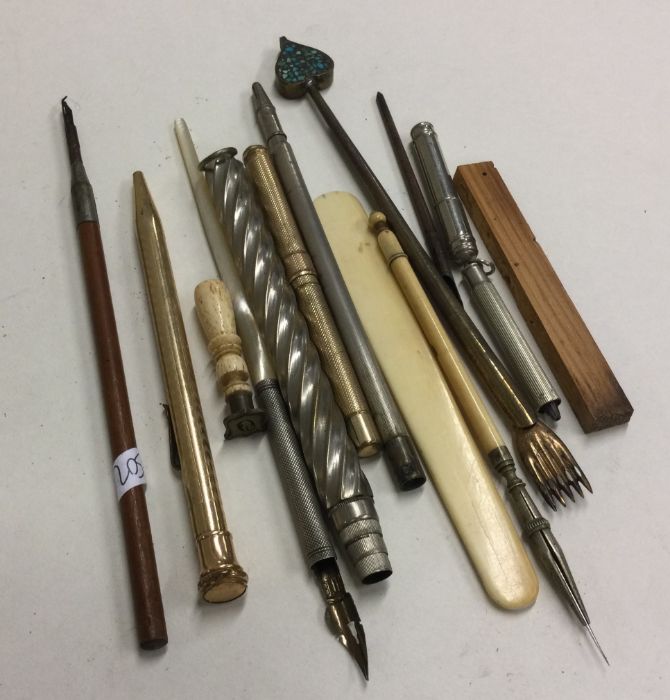 A gilt metal extending pencil etc. Est. £20 - £30.