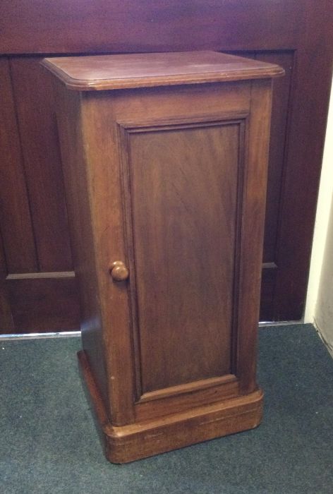 A Victorian mahogany pot cupboard. Est. £20 - £30.