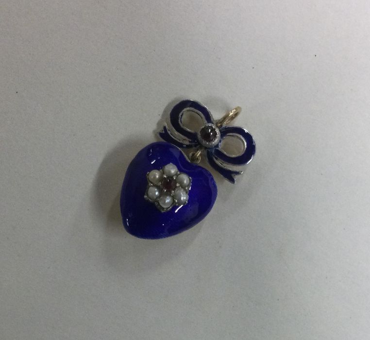 A good enamelled heart shaped pendant with bow loo - Image 2 of 3