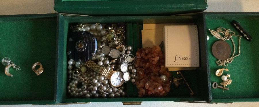 A box containing costume jewellery. Est. £10 - £20