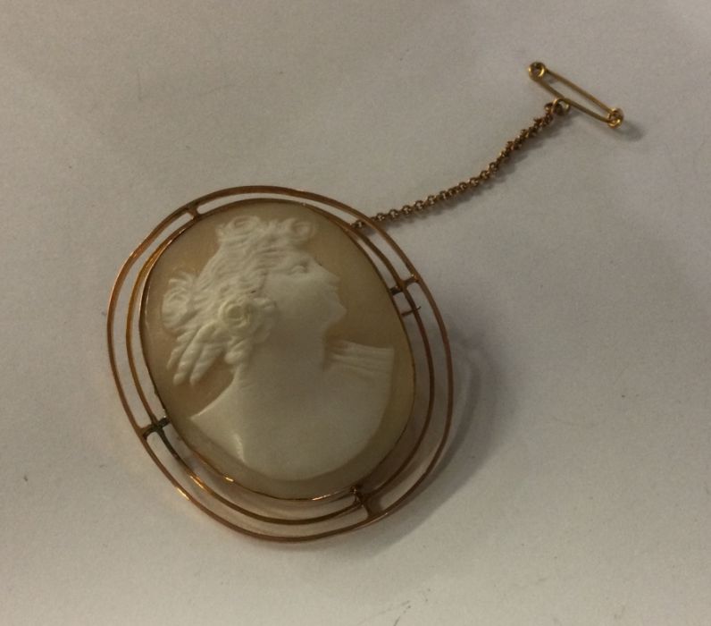 A 9 carat framed cameo of a lady. Approx. 10 grams