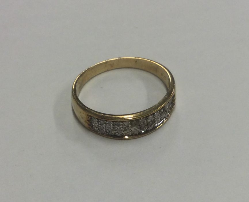 A good 36 diamond gold ring of tapering form. Appr - Image 2 of 3