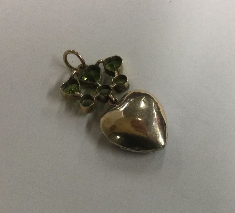 An attractive pearl mounted heart shaped pendant w - Image 2 of 2