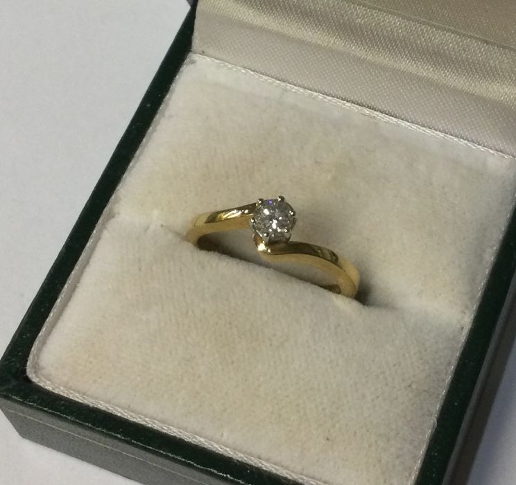 An attractive 18 carat gold single stone crossover