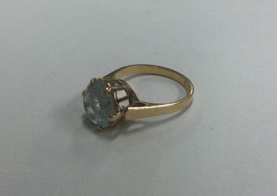 An 18 carat single stone ring in claw mount. Appro - Image 2 of 3
