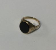 A gent's 9 carat signet ring. Approx. 3 grams. Est