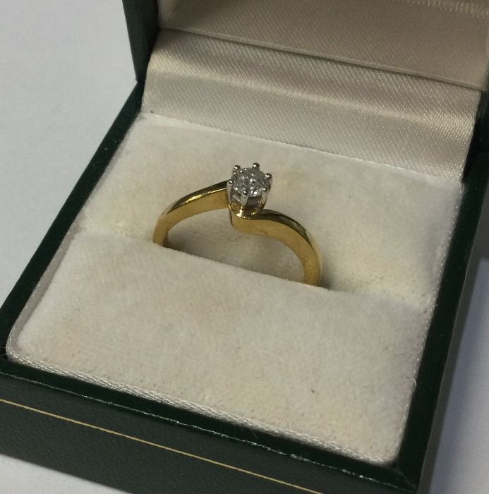 An attractive 18 carat gold single stone crossover - Image 2 of 2