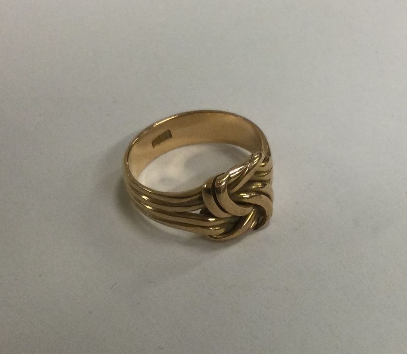 An 18 carat gold knot ring. Approx. 6 grams. Est.