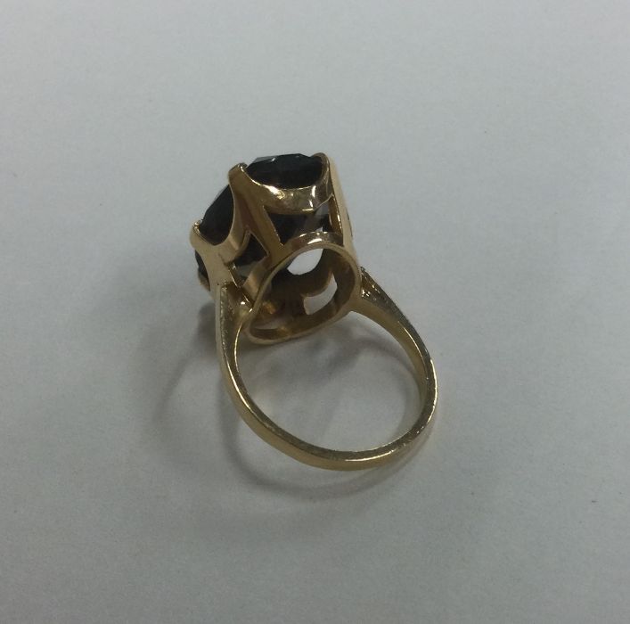 An 18 carat gold smoky quartz single stone ring i - Image 2 of 2