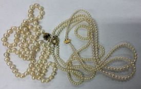 Three strings of pearl beads with gold clasps. Est