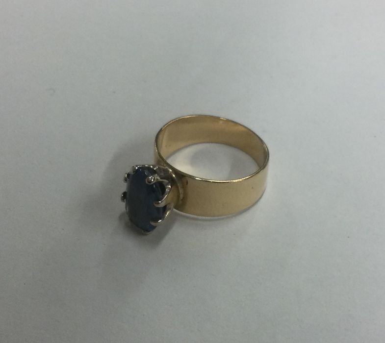 A French sapphire single stone ring in 18 carat go
