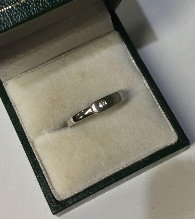 An unusual 9 carat buckle shaped ring with single - Image 2 of 2