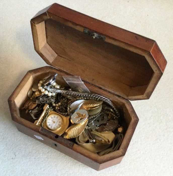 A box containing costume jewellery. Est. £10 - £20