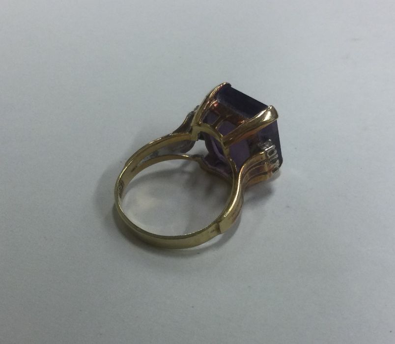 A stylish amethyst and diamond single stone ring o - Image 2 of 2