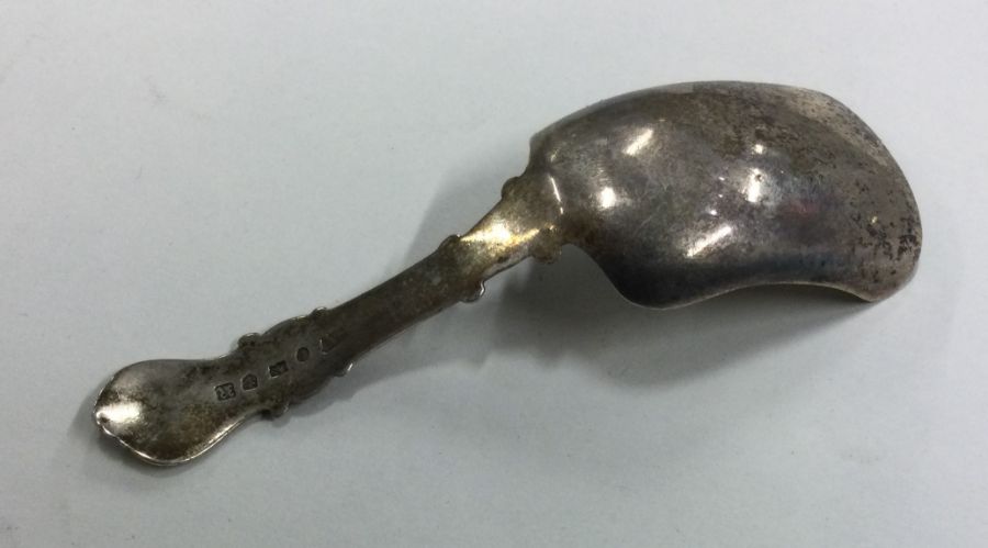 A heavy silver caddy scoop with fluted handle. Bir - Image 2 of 2