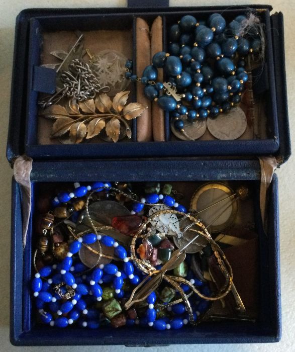 A box containing costume jewellery. Est. £10 - £20