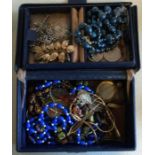 A box containing costume jewellery. Est. £10 - £20