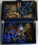 A box containing costume jewellery. Est. £10 - £20