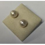 A pair of pearl and gold ear studs. Approx. 4 gram