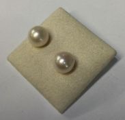 A pair of pearl and gold ear studs. Approx. 4 gram