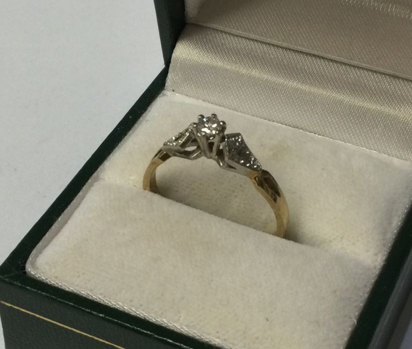 A 9 carat single stone ring inset with diamond sho - Image 2 of 2