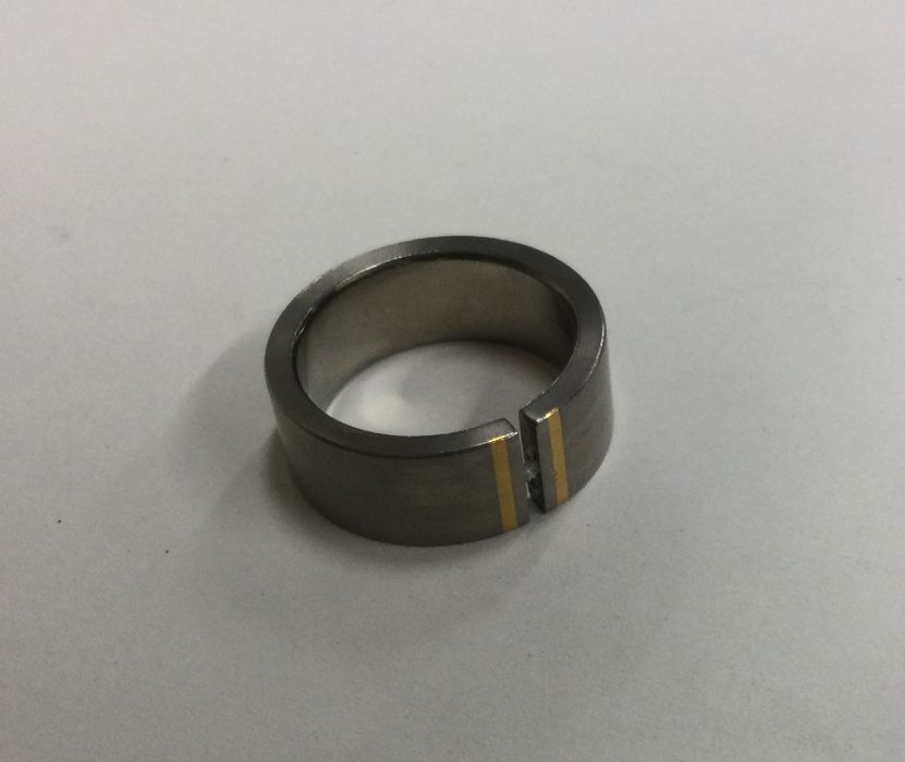 A gold mounted diamond set ring. Approx. 6 grams.