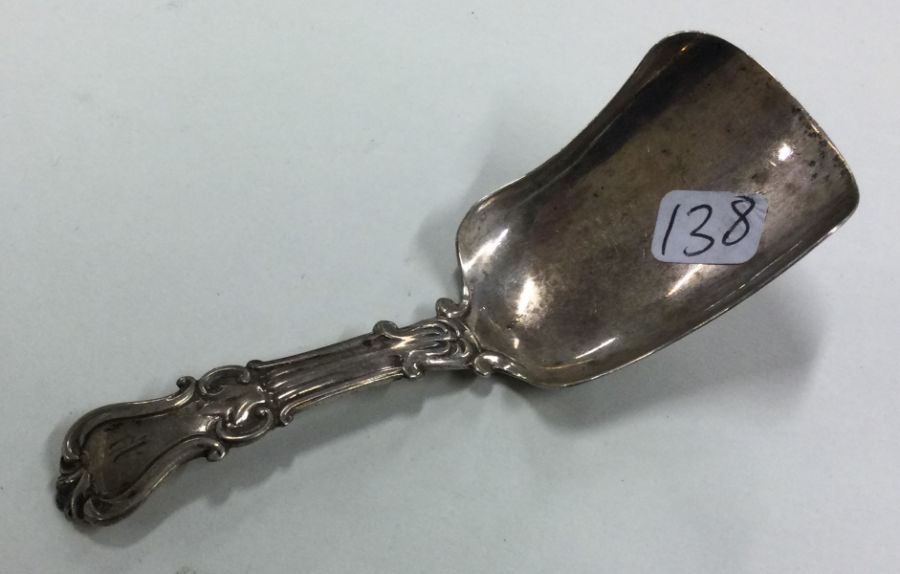 A heavy silver caddy scoop with fluted handle. Bir