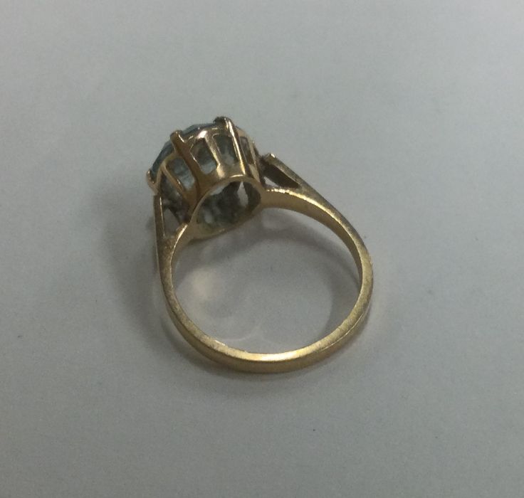 An 18 carat single stone ring in claw mount. Appro - Image 3 of 3