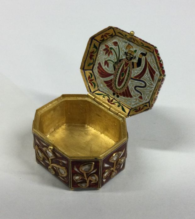 A heavy 21 carat gold Indian casket shaped pill bo - Image 2 of 3