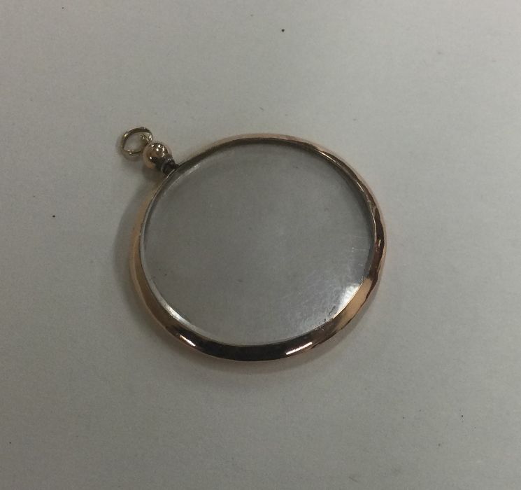 A gold framed locket with loop top. Approx. 7 gram - Image 2 of 2