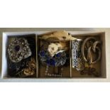 A box containing costume jewellery. Est. £10 - 20.