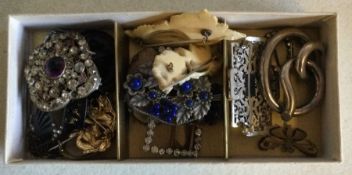 A box containing costume jewellery. Est. £10 - 20.