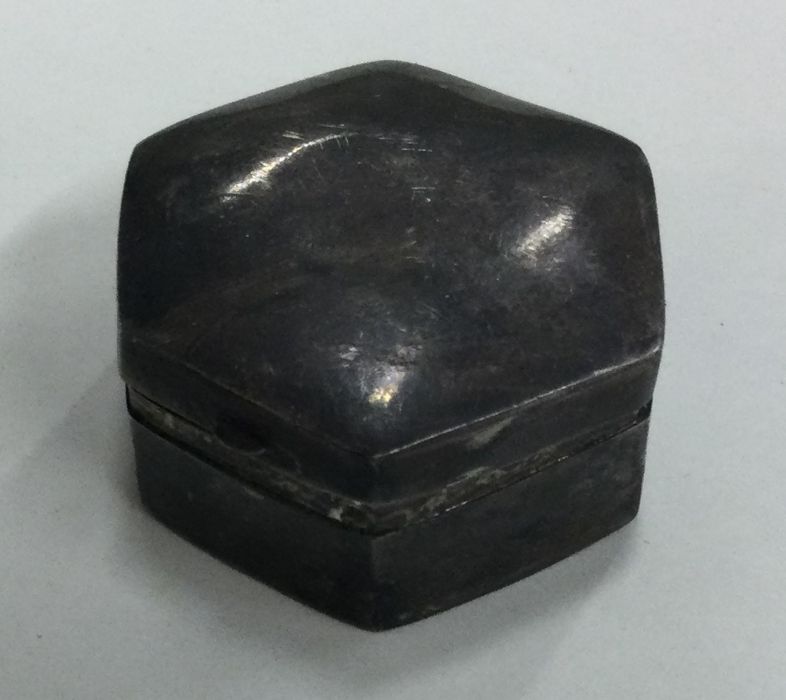 A silver hinged top pill box. Approx. 13 grams. Es