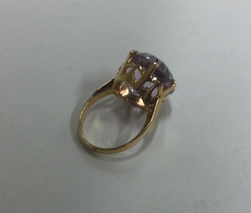 A heavy 18 carat gold faceted single stone ring in - Image 2 of 2