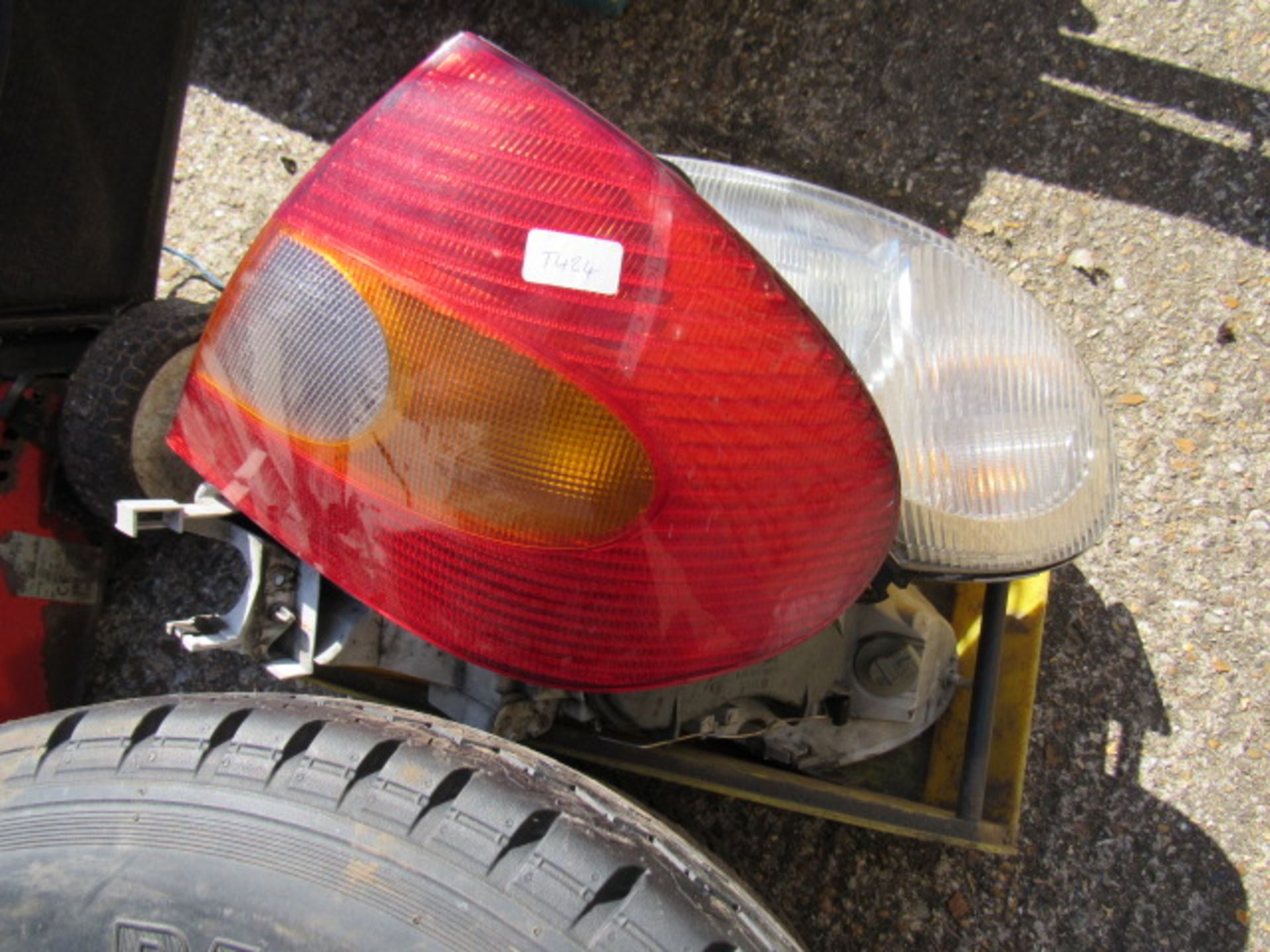 Large yellow linbin of Ford Mondeo lights, and 3 trailer wheel and tyres: 175R13C; 155R13C; 155R13C - Image 3 of 3